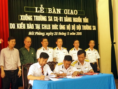 Overseas Vietnamese in Germany presents canoe to naval forces